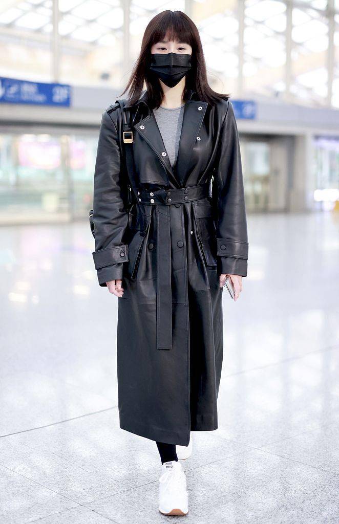 王智黑色皮质风衣搭白色运动鞋极简风营造高级感