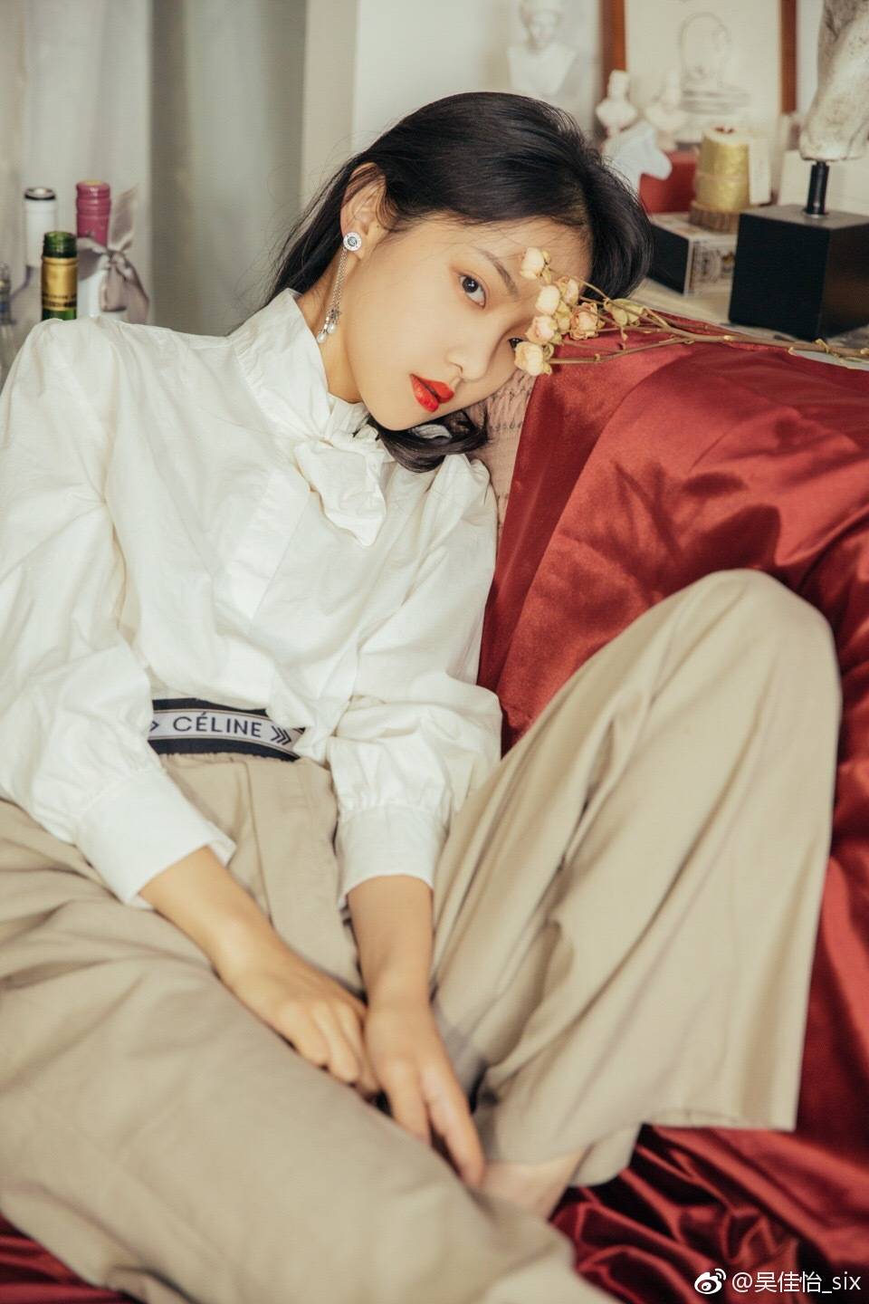 原创新晋于女郎吴佳怡穿泡泡袖衬衫配皮裤于正的眼光是真的好