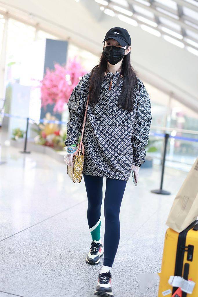 宋轶穿蓝灰色印花套头上衣搭藏蓝色瑜伽裤