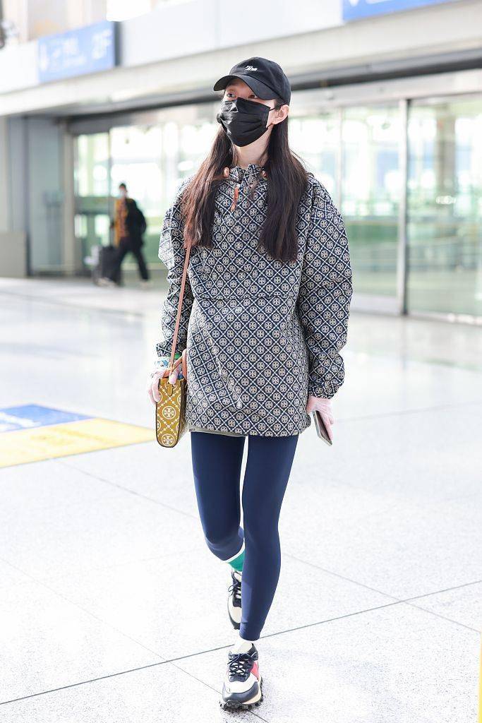 宋轶穿蓝灰色印花套头上衣搭藏蓝色瑜伽裤