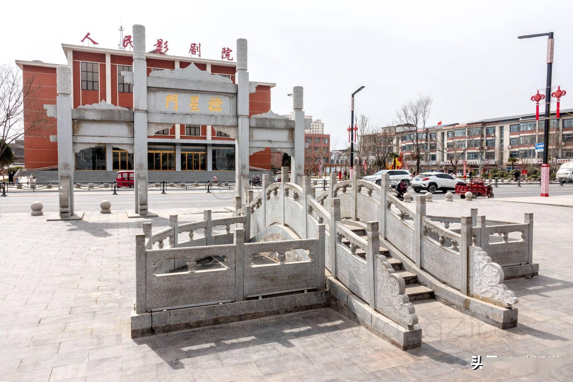 杞县文庙与人民影剧院,一条马路(金城大道,原府前街)之隔