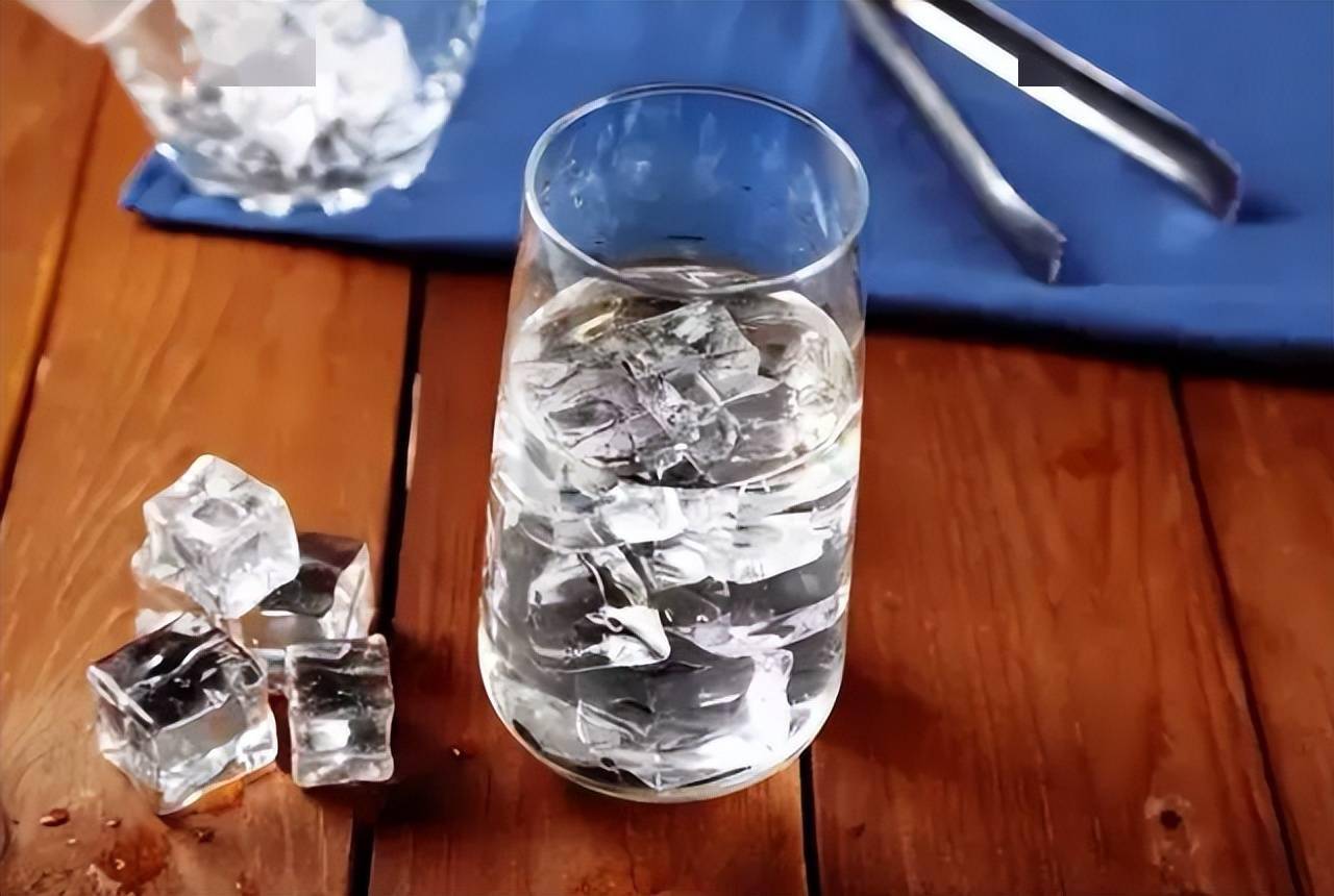为什么中国人多爱喝热水？喝冰水或凉水对身体有坏处吗？