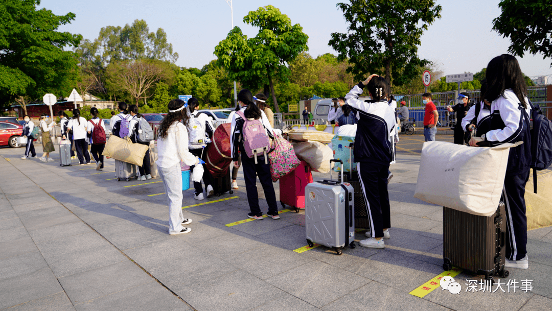 拥抱、跳跃，深圳返校首日，这些久违的场面太戳人