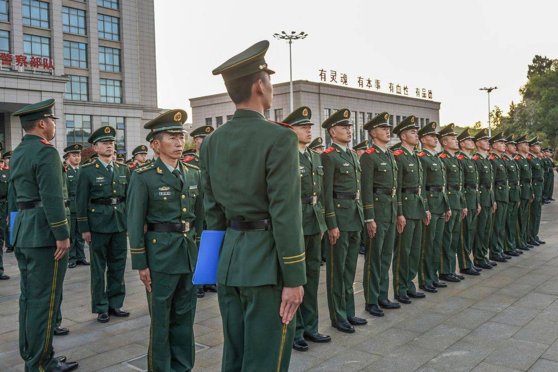 军容风纪检查:武警官兵时刻擦亮军人名片