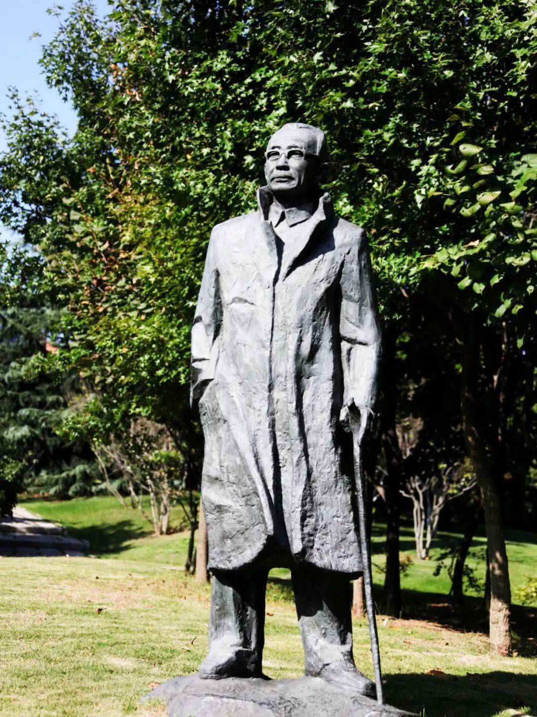 九三先贤青岛文化名人雕塑园里的九三先贤