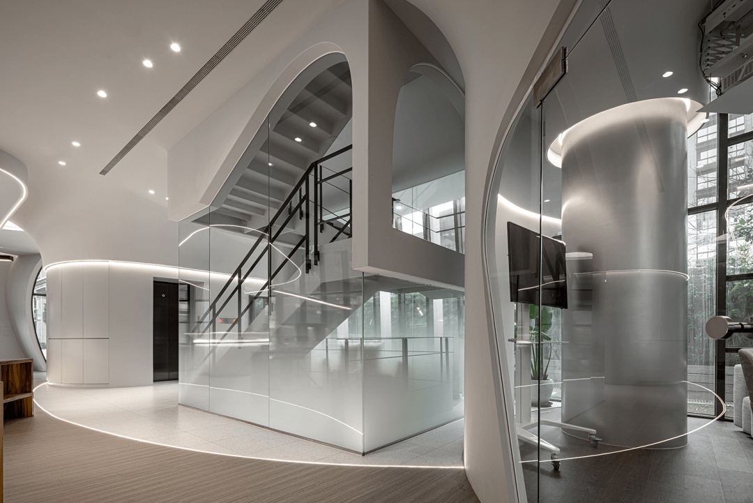 一层楼梯间△一层会议室△一层直播间二层办公区的设计,延续一层的