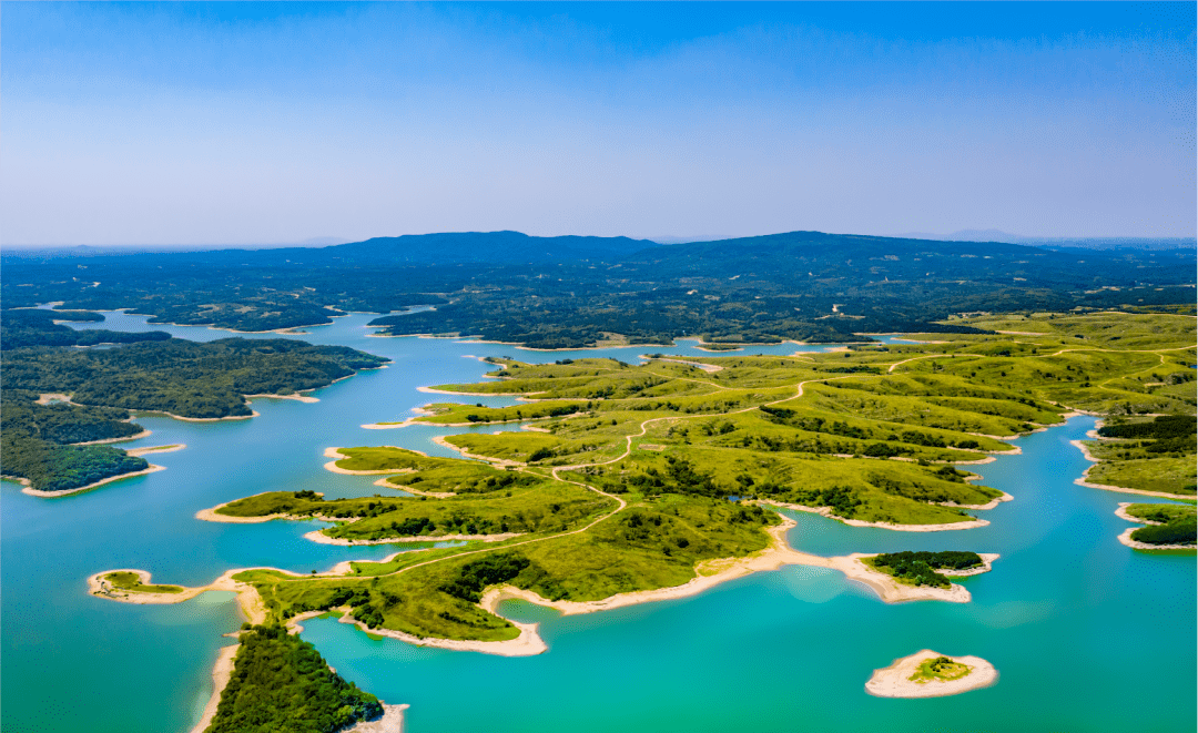 倒映着蓝天白云闪烁光泽湖泊水清清美丽的跃龙湖露出了美丽的笑颜竞相