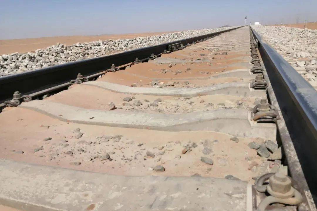 临哈铁路道床受列车荷载,外部脏污的影响,尤其是铁路沿线风沙较大