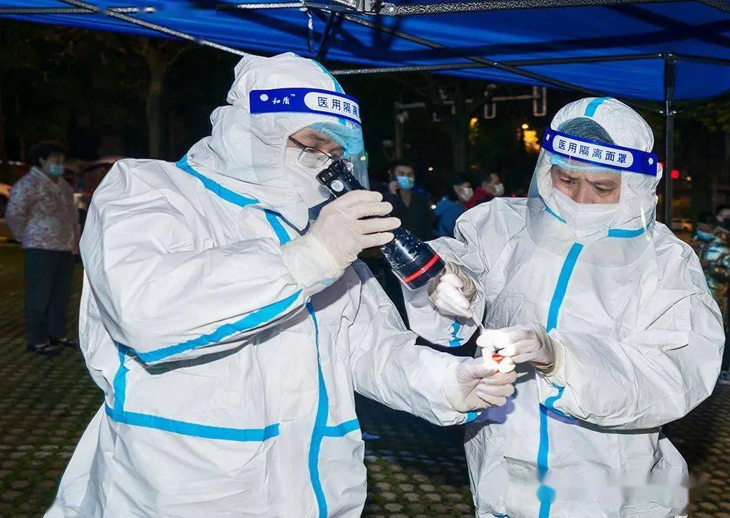 乖乖妹》居雅兰 摄《高龄釆样区》陈章炳 摄《赶制防疫隔离服》陈红英