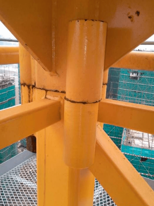 突发|4月8日江苏泰州一在建工地塔吊发生事故.