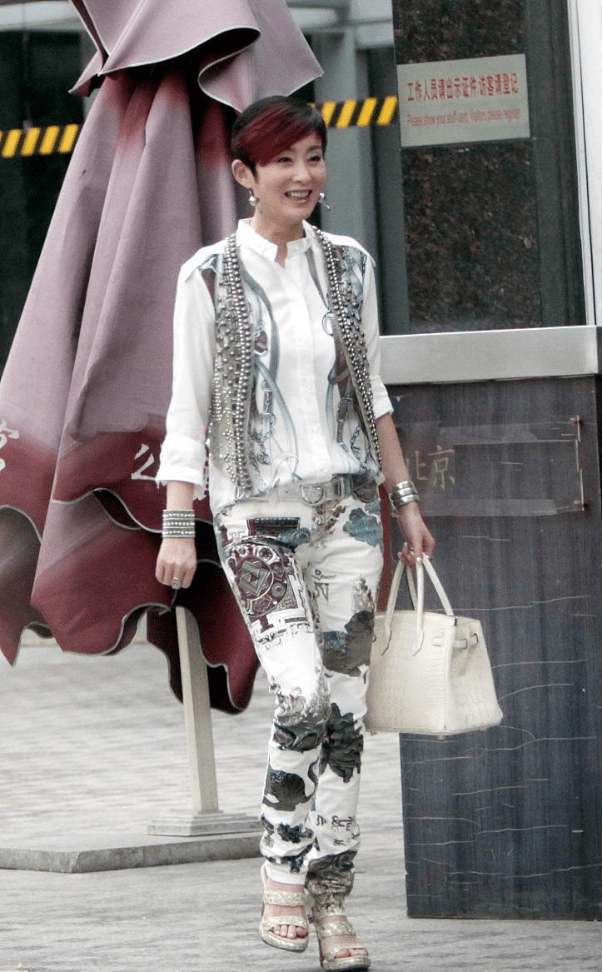 短发的张敏精神奕奕,中年穿休闲装挺有格调,看得出保养不错