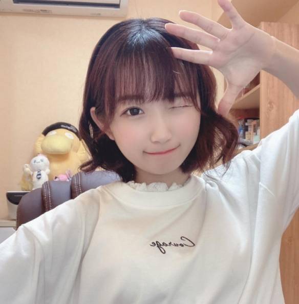 这个女孩名叫音井结衣,隶属于女子偶像团体notall,身高150公分.