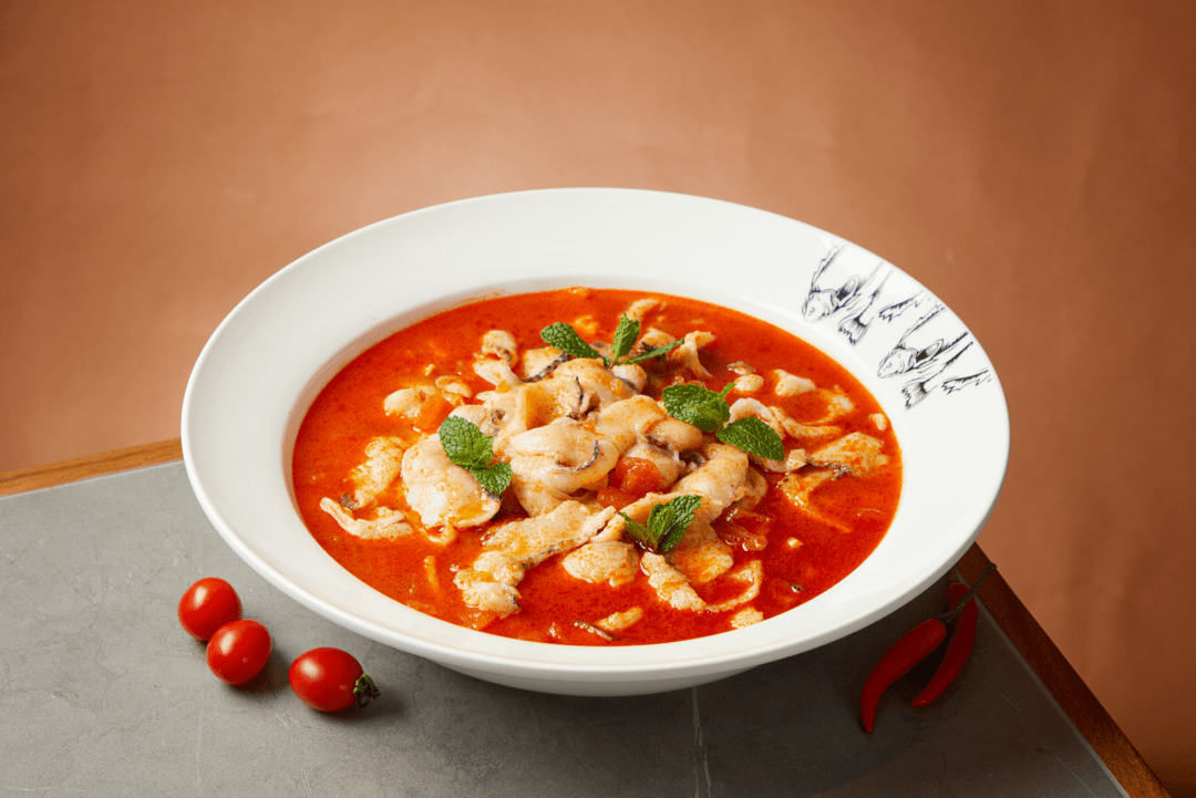 番茄酸菜鱼黑鱼片口感鲜嫩,每一口都酸爽过瘾鱼汤中加入脆爽酸菜,增添