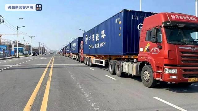 驰援上海 38车集装箱物资从江苏海安物流基地发出