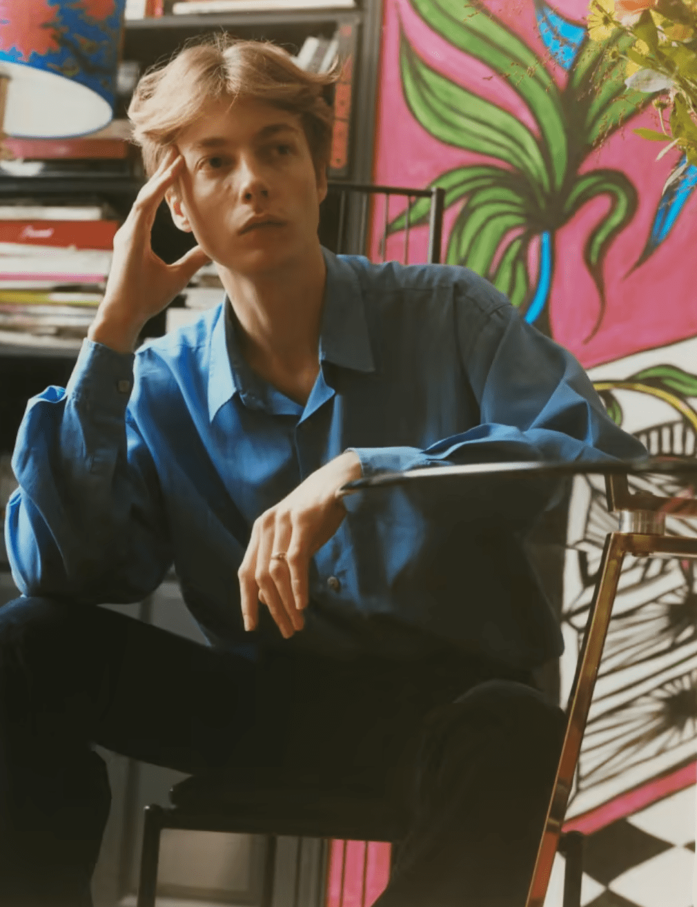 因为出身,长相,才华等各方面都与yves saint laurent极其相似,charles