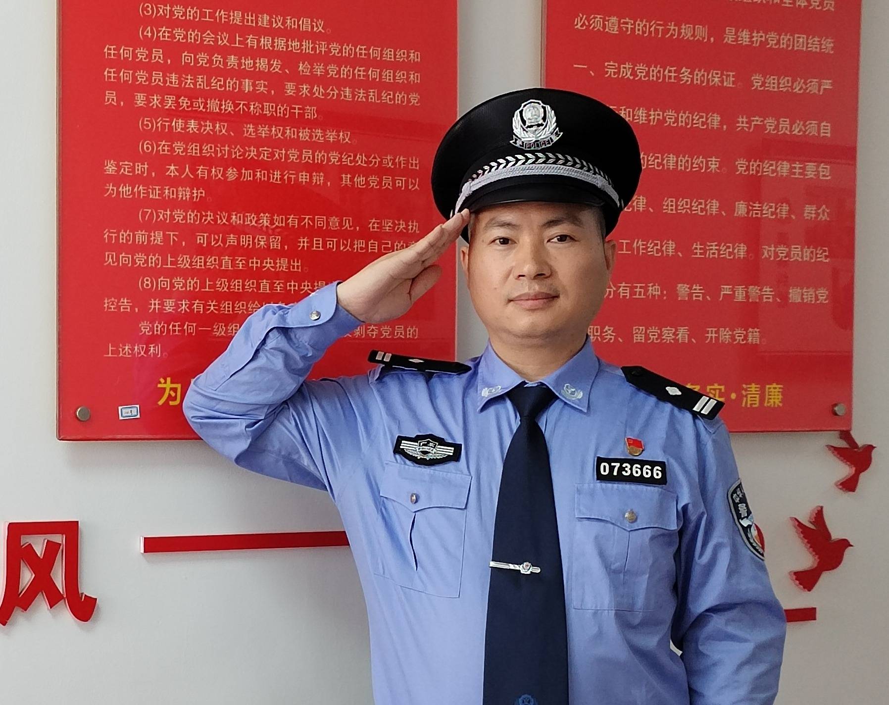 (龙岗分局新生派出所案件办理队副队长 刘星 )在深圳市公安局龙岗分局