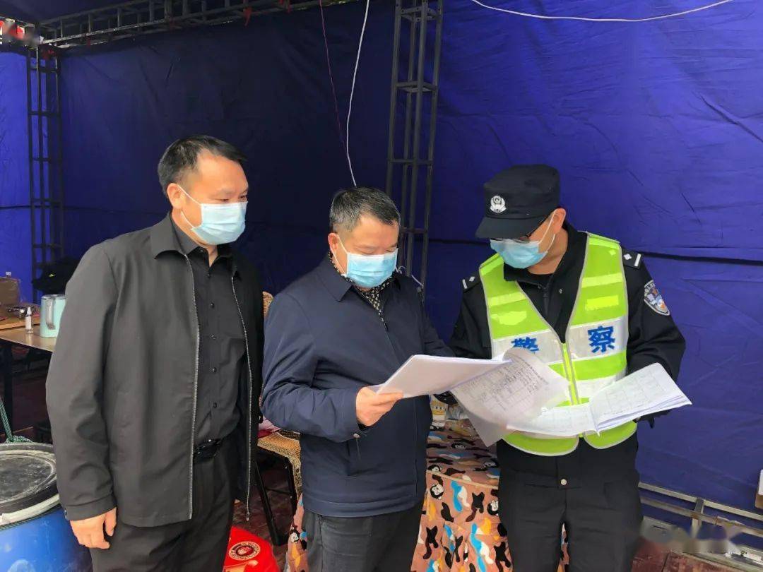 南岳区人大常委会党组书记,主任刘军(右三)督查观音岩服务点疫情防控