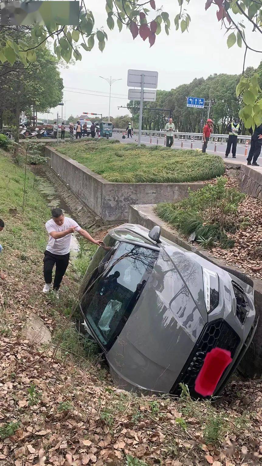 海鹽突發車禍一車直衝橋欄昨日一奧迪側翻進水溝