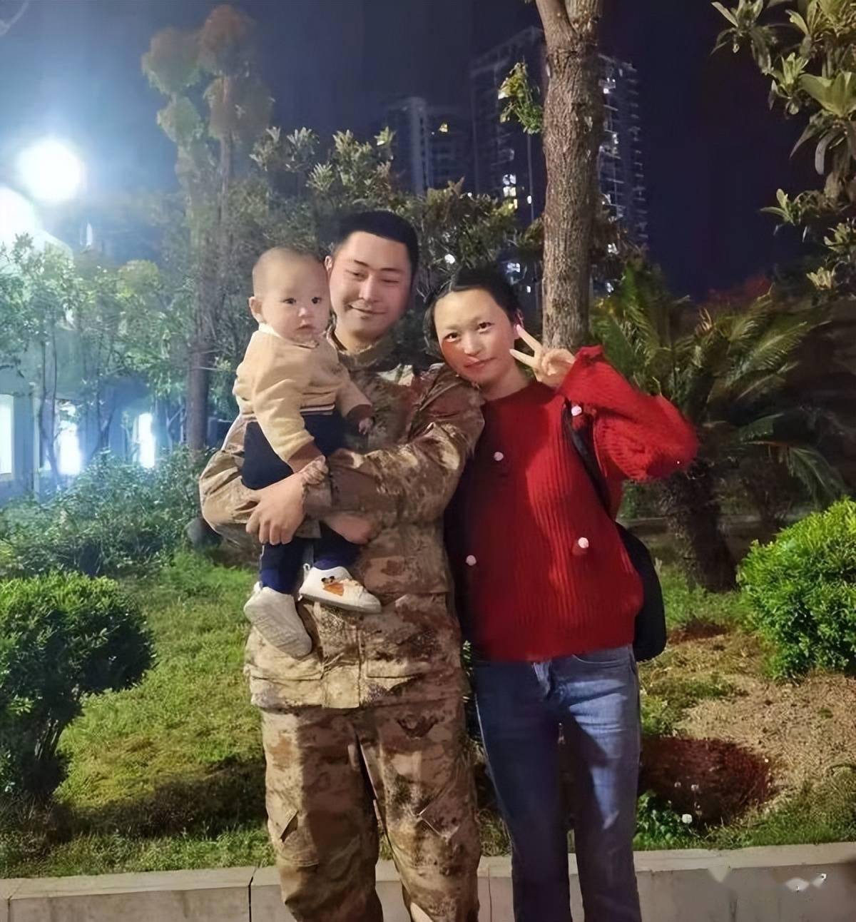 贵州毕节萌娃送爸爸参军火车站前现温馨一幕