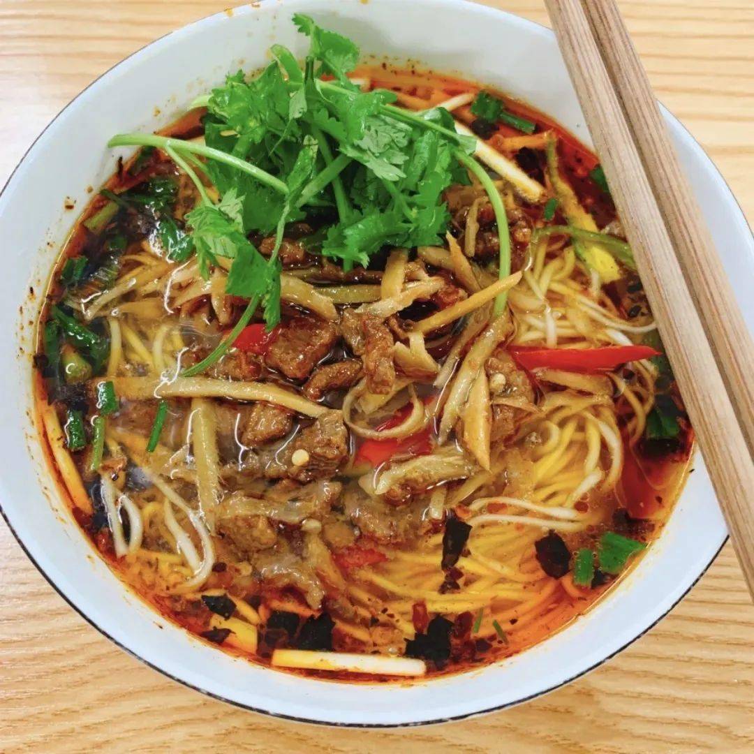 太白路的姜丝牛肉面早上基本上都是满座,分量超级足不管是红烧牛肉面