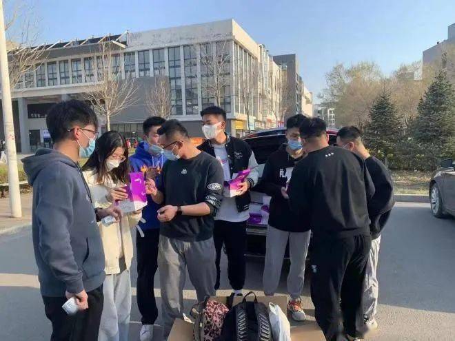 4月3日,管理系值班辅导员张城瑞在接到学院安排后,紧急带领我系学生