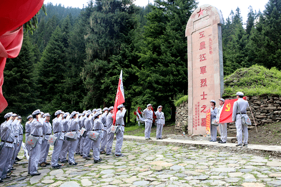 海拔最高的红军烈士陵园——亚克夏山红军烈士陵园