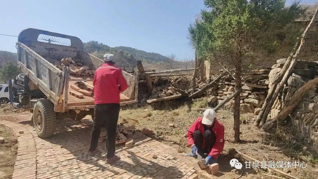 奋进新征程建功新时代甘泉县石门镇王坪村推进村庄巷道硬化持续改善人