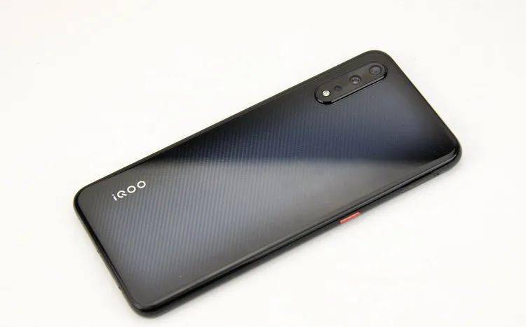 早在2019年,初代iqoo neo就凭借着配备上一代旗舰soc骁龙845,在游戏