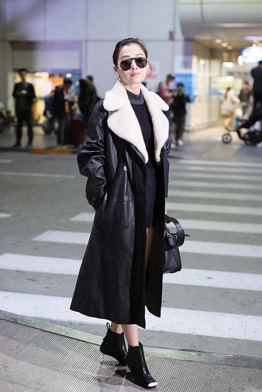 原创梅婷露腿穿搭不惧严寒时尚感有了但看着都冷一般人不敢尝试