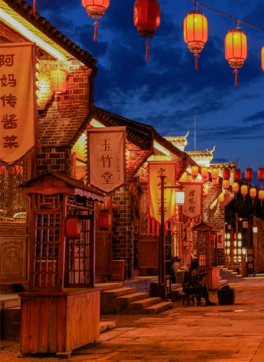 茶馆位于活态宋文化主题街区考亭古街内,每晚奉上宋代非遗点茶,和