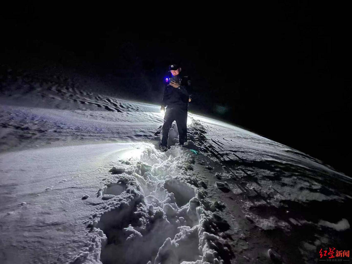 成都游客遇暴风雪被困巴朗山垭口 23人救援队深夜雪地营救
