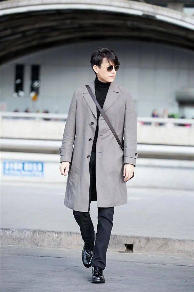 风衣适合身材比较高的男士,如果你的身材高挑,多多尝试风衣搭配长裤吧