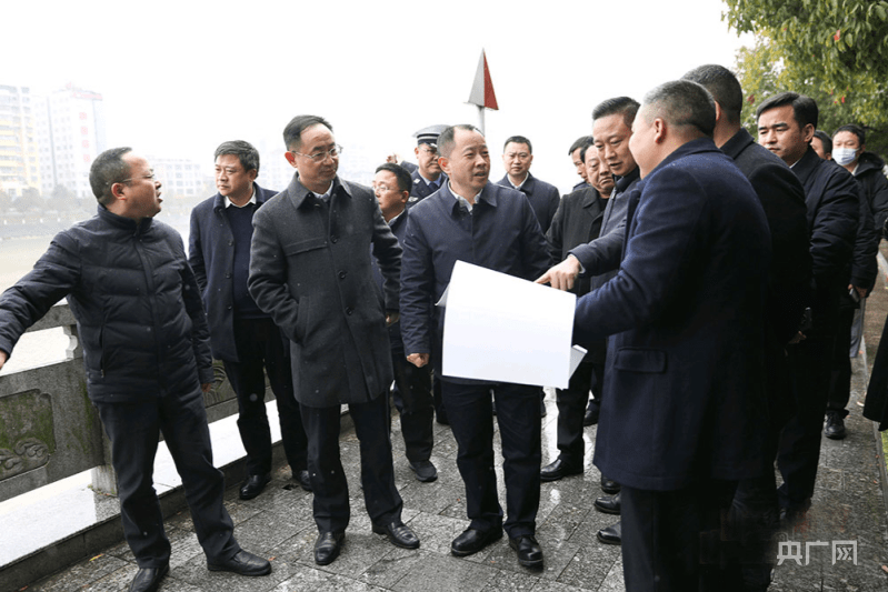 溆浦县委书记郑湘实地调研溆浦大桥重建工程(央广网发 郭玉红摄)大桥