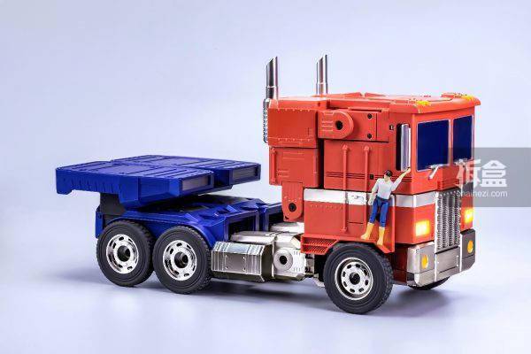 robosen乐森机器人擎天柱旗舰版全自动变形智能车厢模型