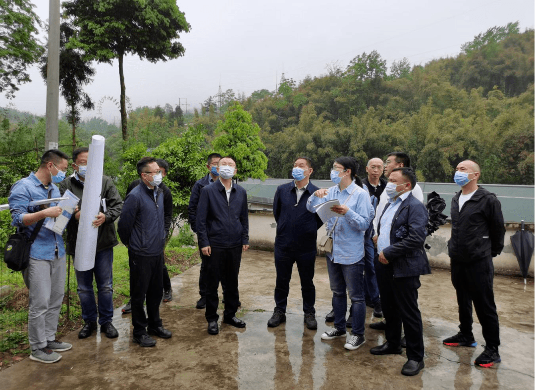 胡时友一行先到达大同镇石尊村1组李河边风险区,听取了地灾防治工作和