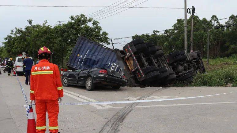 惊险事发江门重型牵引车与小车严重刮碰交警正开展安全整治严查这些