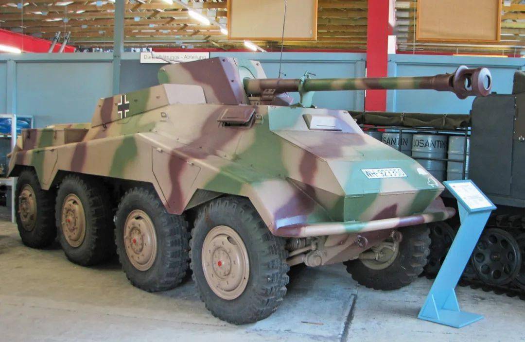 kfz.234/4重型裝甲車(看看這來自pak40的壓迫感!