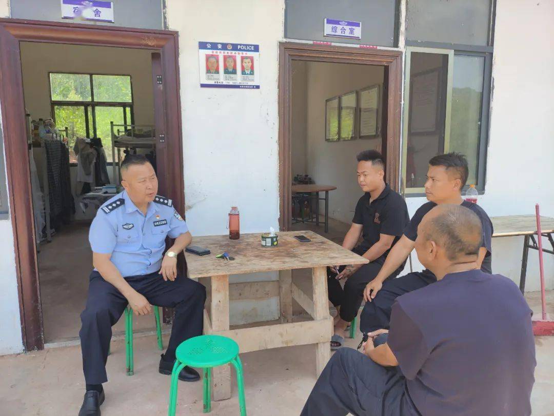 勐腊县公安局党委委员副局长森林警察大队大队长李向东看望慰问派出