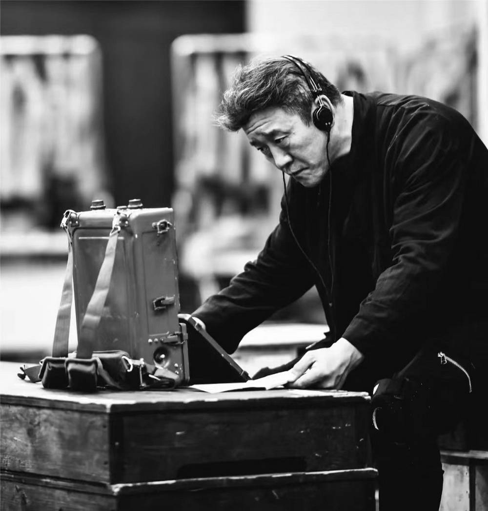 主演侯岩松在发报机前演员张真源此次饰演剧中的"小柴火"导演查文浩