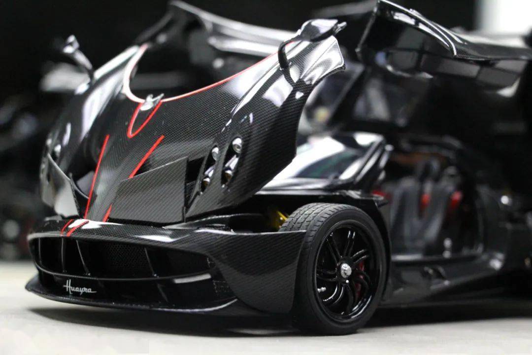 奥图亚帕加尼花雅全碳纤维改装展示