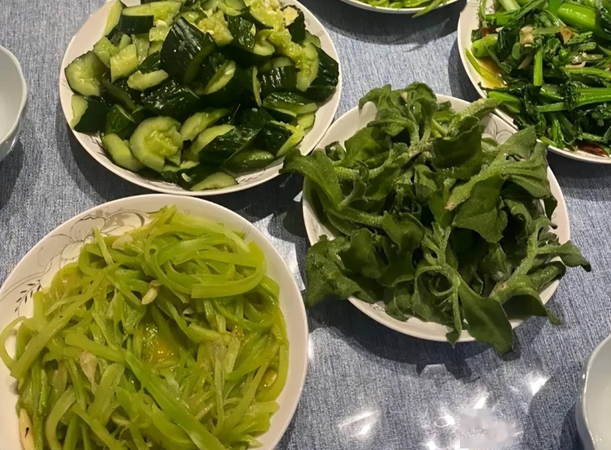 这桌绿色的素菜,很健康,也很适合春天吃,却因为菜的颜色,导致评论区