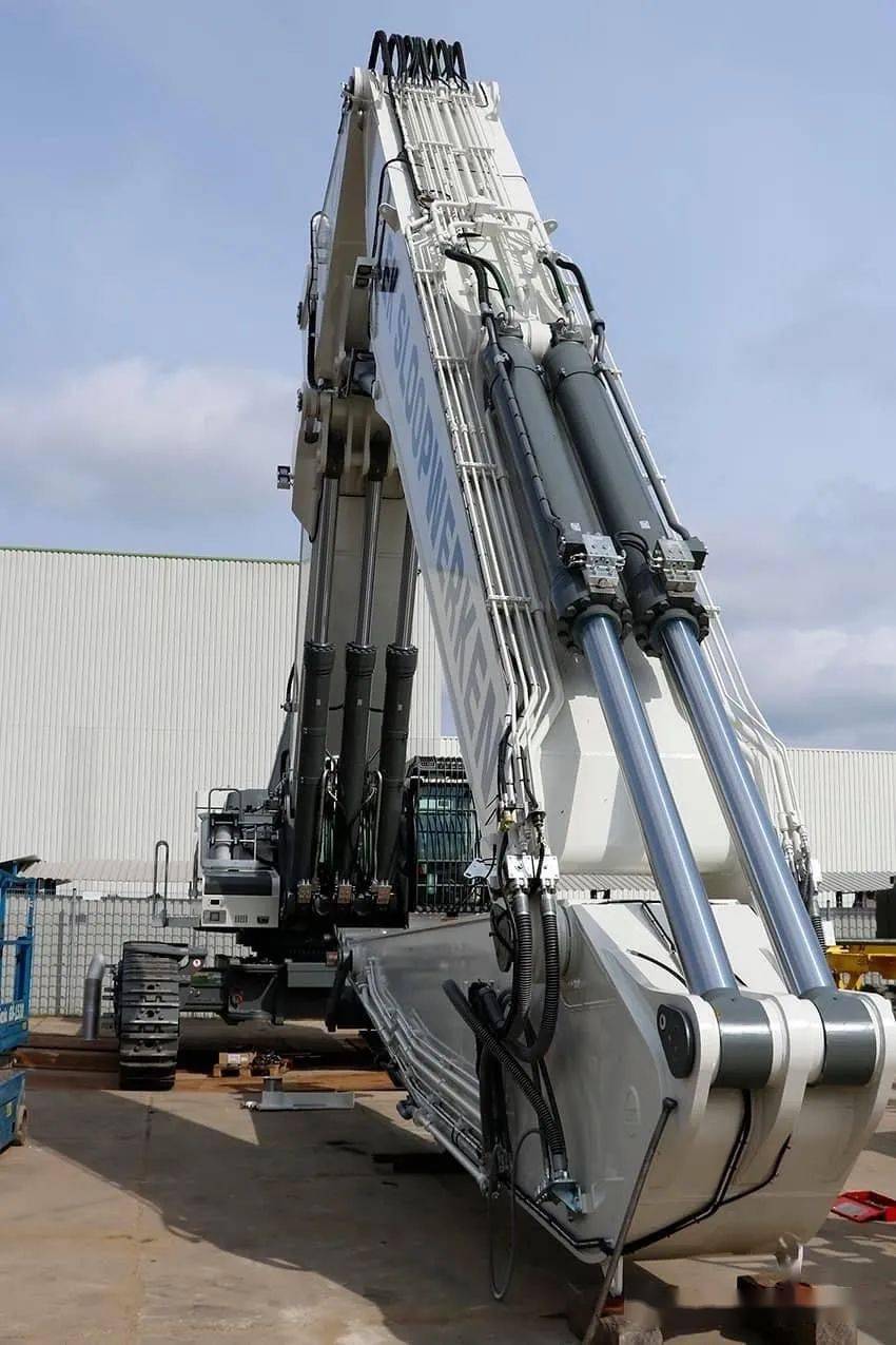 巨兽出笼利勃海尔r980变身207吨巨型拆除机