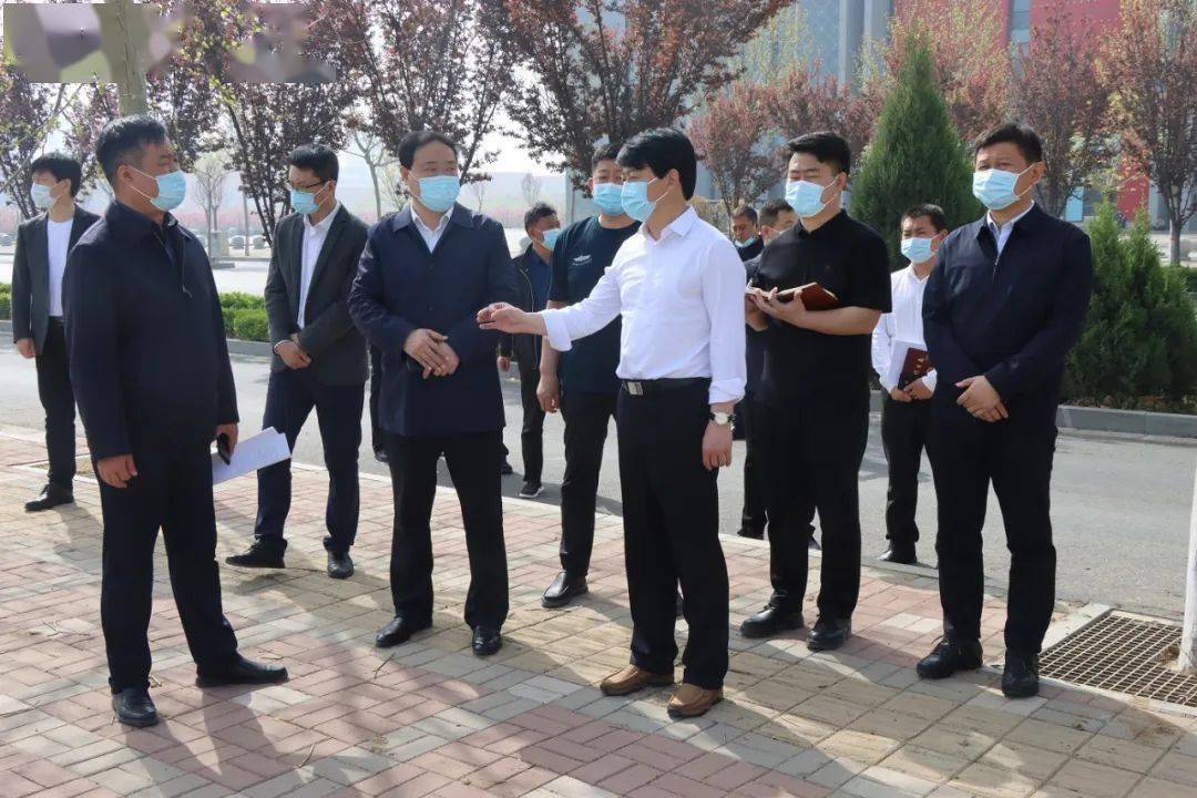 日前,隆尧县委书记王文玉先后到德仁路拆迁现场,隆尧镇官庄村拆迁处