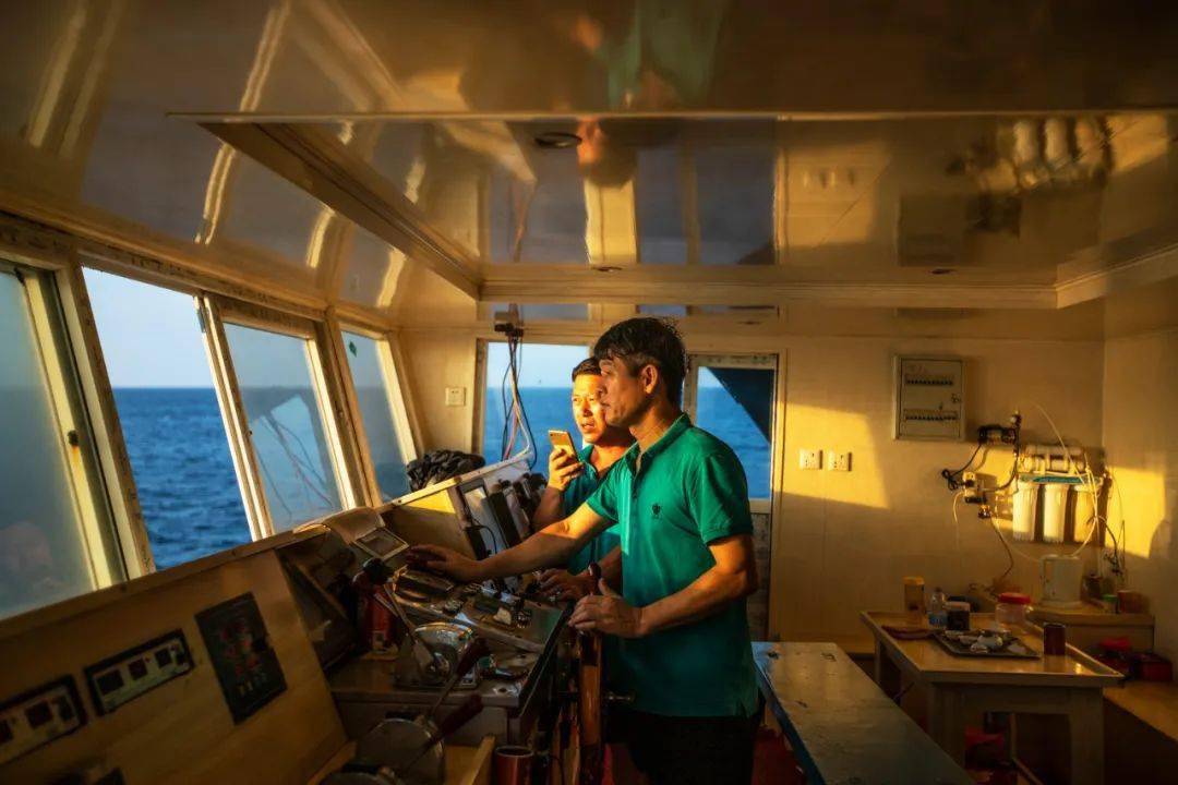 这是闽狮渔双拖冷冻船二位船东,掌舵者是船长,边上是轮机长出身的总管