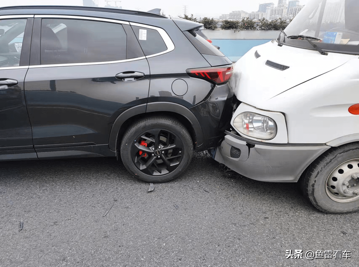 依维柯追尾奇瑞星途lx网友这尾部硬度也是不输前端