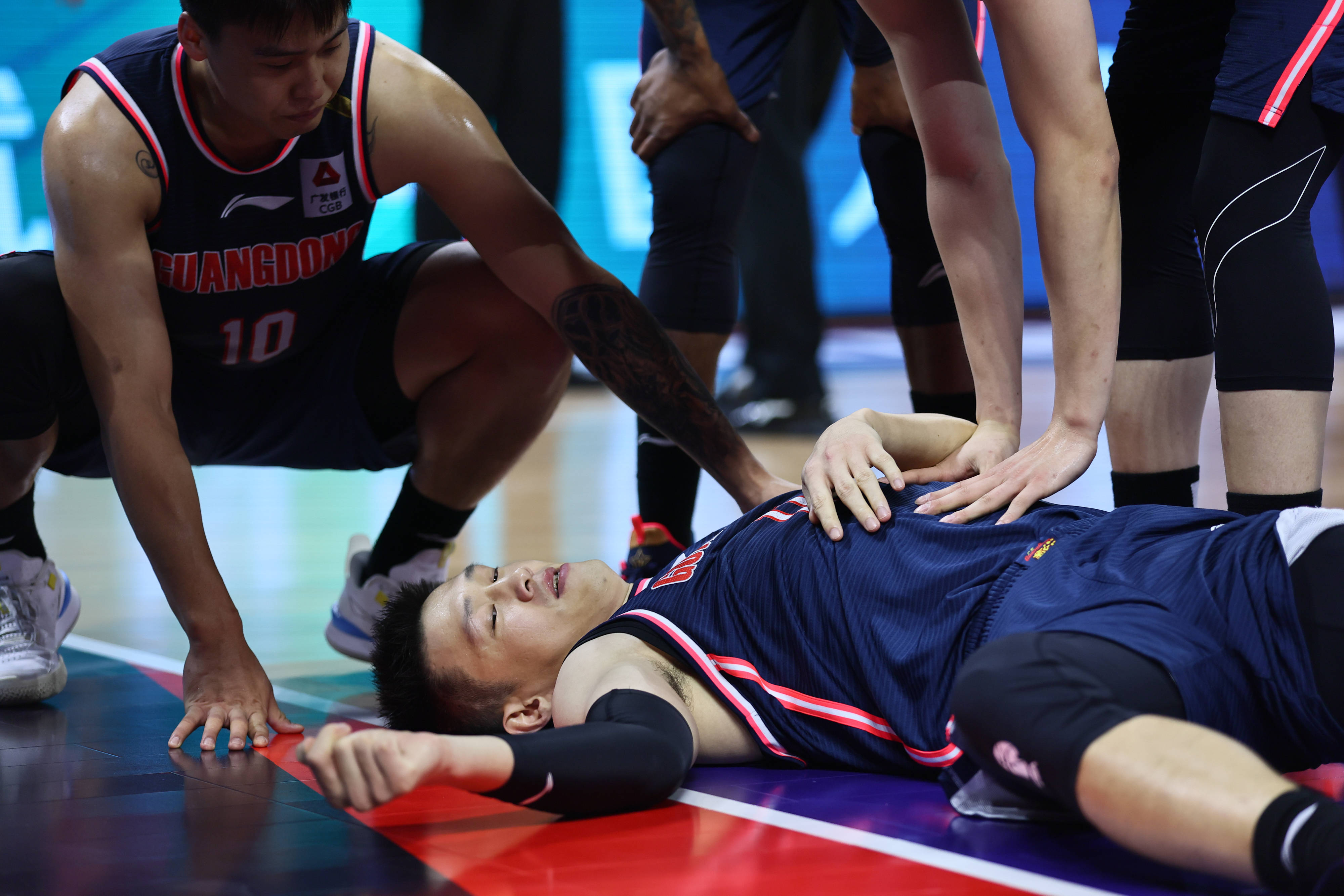 广东男篮的底蕴写满四个字:拼尽全力_杜锋_教练_周鹏