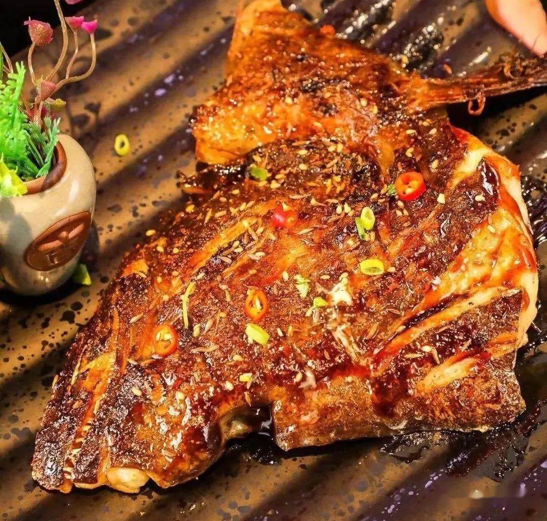 碟鱼头--炭烤猪蹄--烧烤,平凡生活里的热辣慰藉-03没有人反驳吧!