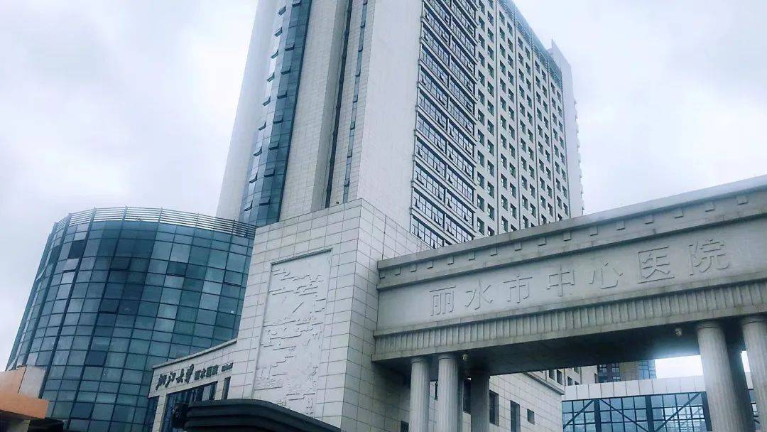 中心医院很快了解病人的症状和所在的位置跟车医生打电话给杨先生凌晨