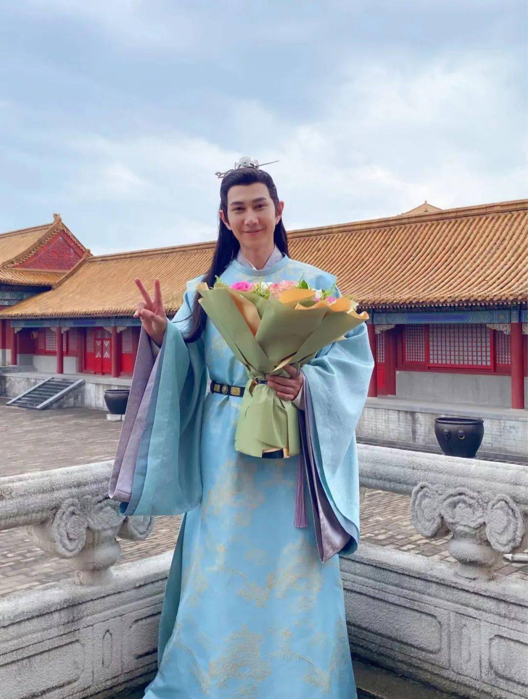 爱奇艺古装爱情剧《祝卿好》剧照何明翰 饰陆铭山从出道至今,何明翰