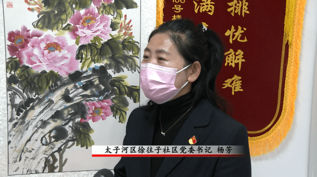 在何大爷的画本上,医务人员为居民做核酸,志愿者在党员先锋岗站岗执勤